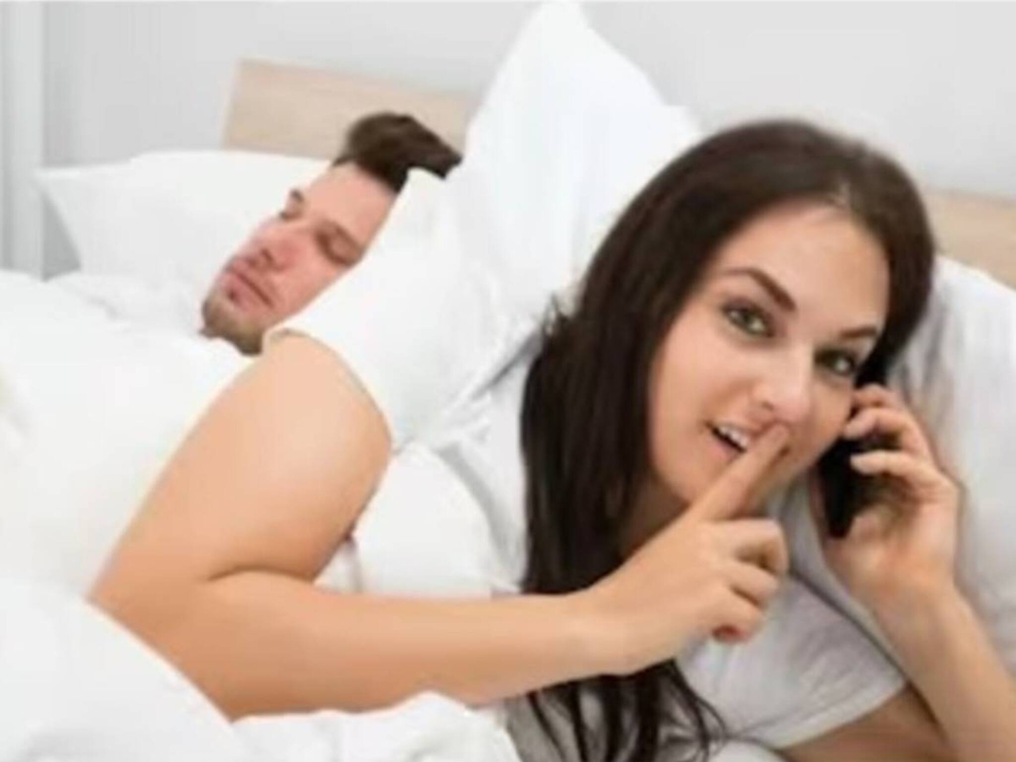 অনলাইনে কুড়ুল এবং ক*ন্ডো*ম অর্ডার দিলেন নববিবাহিতা বধূ! প্রেমিকের সঙ্গে নোংরা কাজ করার প্ল্যান! কেচ্ছা সামনে আসতেই প্রাণ বাঁচল স্বামীর!