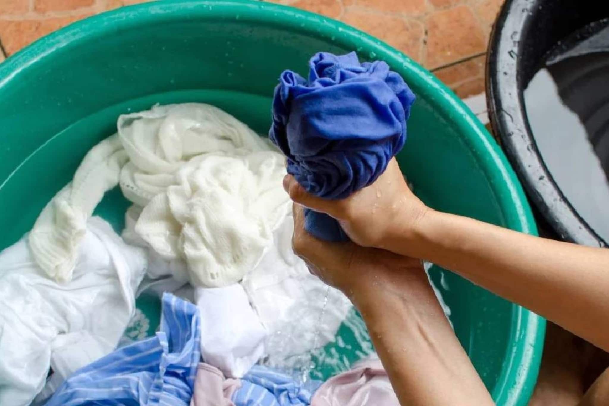 জামাকাপড় থেকে নিমেষে গায়েব জেদি দাগ! জলে মেশান শুধু একটি জিনিস! ঘষতে হবে না, এমনিই সাফ