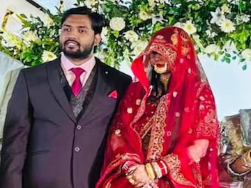 পরিবার, বন্ধুবান্ধব এবং আত্মীয়স্বজনদের জন্য একটি জমকালো রিসেপশনের আয়োজন করেন