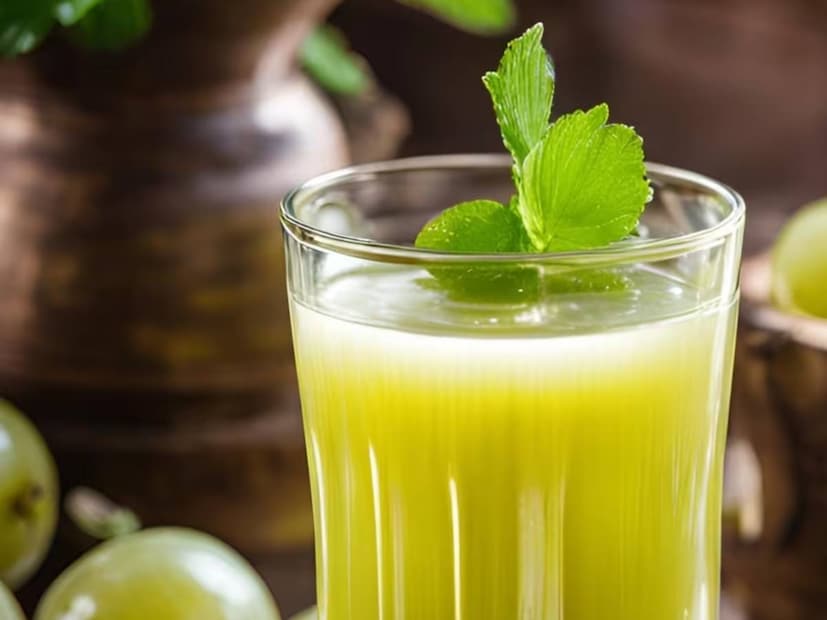 আমলকির রস কেন কার্যকর?আমলকিতে প্রচুর পরিমাণ ভিটামিন C ও অ্যান্টিঅক্সিডেন্ট থাকে, যা শরীরকে সংক্রমণ ও সিজেনাল রোগের বিরুদ্ধে লড়াই করতে সাহায্য করে।