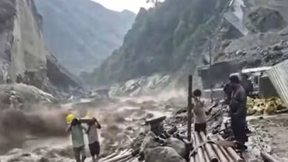 নর্থ সিকিমে আটকে থাকা পর্যটকদের নামিয়ে আনা হচ্ছে (CNN News18) নর্থ সিকিমে আটকে থাকা পর্যটকদের নামিয়ে আনা হচ্ছে (CNN News18)