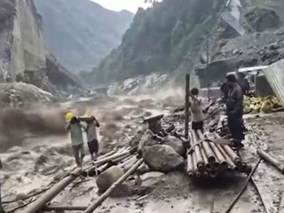 নর্থ সিকিমে আটকে থাকা পর্যটকদের নামিয়ে আনা হচ্ছে (CNN News18)