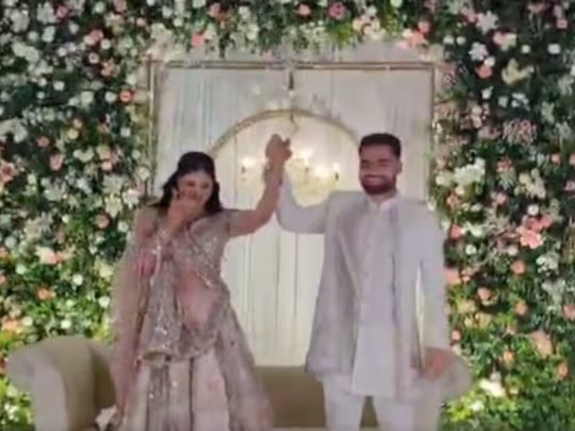রিঙ্কু সিংকে প্রথমে ভোটার সচেতনতা প্রচারণায় যুব আইকন হিসেবে অন্তর্ভুক্ত করা হয়েছিল। কিন্তু গত মাসে সমাজবাদী পার্টির সাংসদ প্রিয়া সরোজের সঙ্গে তাঁর বাগদানের পর তাঁর রাজনৈতিক সংস্পর্শ তৈরি হওয়ায় নির্বাচন কমিশন এই বিষয়টি মাথায় রেখে এই পদক্ষেপ নিয়েছে৷  কারণ কমিশনের নীতি অনুসারে, যে কোনও ব্যক্তি যে কোনও রাজনৈতিক দলে যোগদান করলে তাকে ভোটার সচেতনতা প্রচারণা থেকে বাদ দেওয়া হয়।