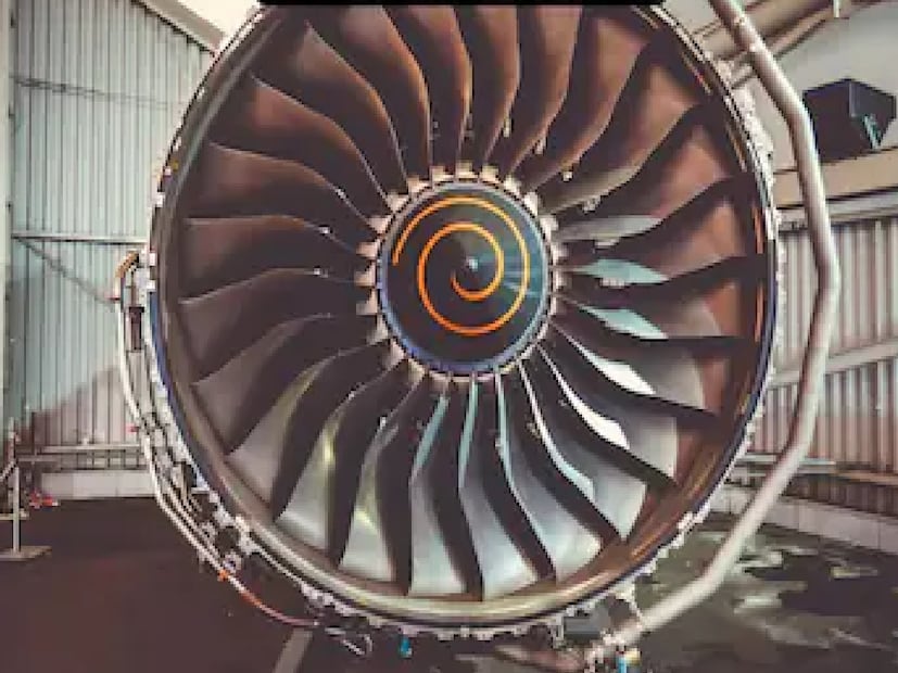 Plane Engine: বিমান ওড়ার ঠিক আগেই কেন ইঞ্জিনে ছুড়ে মারা হয় গোটা মুরগি? ৯৯% মানুষই আসল কারণ জানেন না, আপনি বলুন তো?