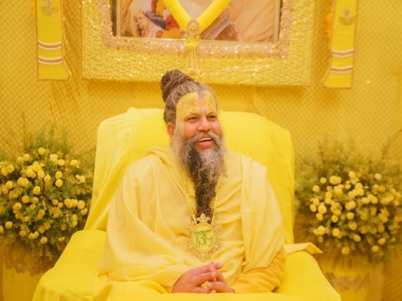 তিনি  আরও বলেন,  ‘‘তিনি পাপ ধুয়ে ফেলার যন্ত্র নন। যদি আপনার সত্যিকারের বিশ্বাস থাকে, তাহলে কেবল তাঁর কথা অনুসরণ করুন। সর্বত্র প্রচার এবং প্রচার বিষয়টি সঠিক বলে মনে হয় না। এমনকি যদি এটি ভোরে জ্ঞানের মতো মনে হয়, তবুও এটি ঠিক আছে।’’ খেসারি লাল যাদবের এই পোস্টের পর তার ফ্যানরা তাঁর প্রশংসা করছেন। একই সঙ্গে, অনেক ব্যবহারকারী তাকে তীব্র ট্রোল করেছেন।