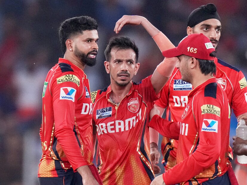 শেষ পর্যন্ত ২০ ওভারে  ৬ উইকেট হারিয়ে ২০৩ রান করে মুম্বই ইন্ডিয়ান্স। পঞ্জাবের হয়ে সর্বোচ্চ ২টি উইকেট নেন আজমতউল্লাহ ওমরজাই। একটি করে উইকেট নেন কাইল জেমিসন, মার্কাস স্টয়নিস, বিশাখ বিজয় কুমার, যুজবেন্দ্র চাহল।      (Photo Courtesy- AP)