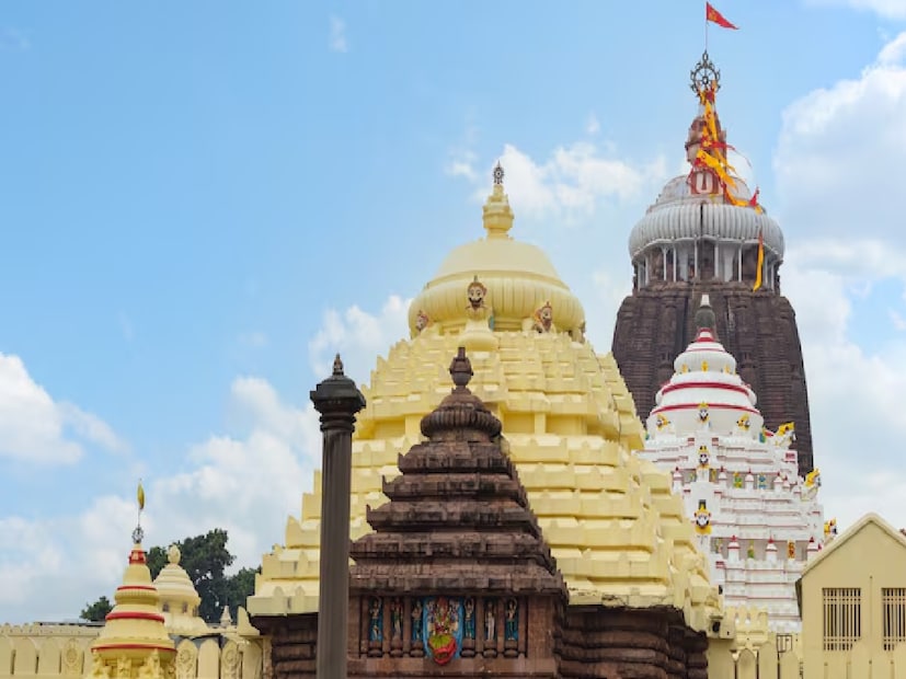 সঙ্গে সঙ্গে ওই ব্যক্তিকে আটক করে তাঁর চশমা খুঁটিয়ে পরীক্ষা করা হয়৷ তখনই চশমার ভিতরে যে ক্যামেরা রয়েছে, তা ধরা পড়ে যায়৷ 