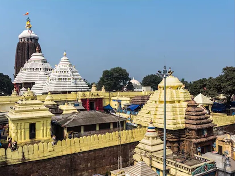এনডিটিভি-তে প্রকাশিত প্রতিবেদন অনুযায়ী, ওই ব্যক্তির চশমার মধ্যে গোপন ক্যামেরা ছিল৷ সেটি ব্যবহার করেই মন্দিরের ভিতরে তিনি ছবি তোলার চেষ্টা করেন৷ 