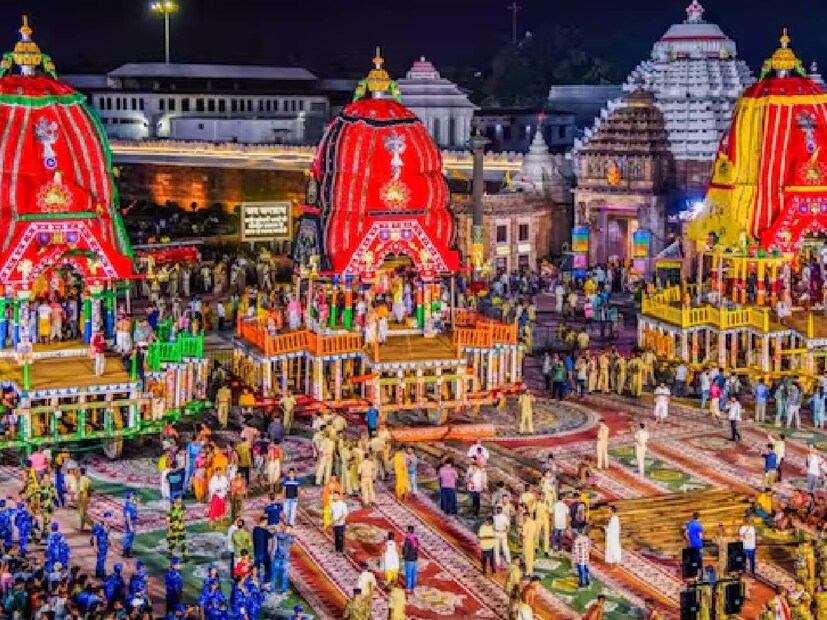 পুরীতে রথযাত্রা উৎসবে বড় দুর্ঘটনা। জভিড়ের চাপে ৫০০ জনের বেশি মানুষ আহত হয়েছেন। ঘটনাটি ঘটেছে যখন বলরামের রথ তালধ্বজ টানতে শুরু করেন সাধারণ মানুষ। আহত পুণ্যার্থীদের মধ্যে অনেকের অবস্থা আশঙ্কাজনক। Image: PTI