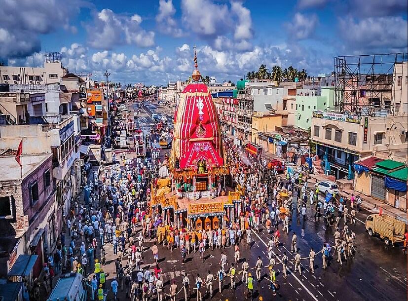 প্রতিবছরের মতো এবারও লক্ষ লক্ষ মানুষ পুরীর রথযাত্রায় রথের দড়ি টানার জন্য জড়ো হয়েছিলেন। এই দিন জগন্নাথের রথ পুরীর মন্দির থেকে আড়াই কিমি দূরে গুণ্ডিচা মন্দিরে নিয়ে যাওয়া হয়। 