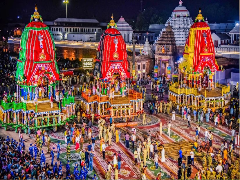 *জগন্নাথ রথযাত্রা প্রতি বছর পুরীতে অনুষ্ঠিত হয়, সারা বিশ্বের মানুষ অত্যন্ত শ্রদ্ধা ও উৎসাহের সঙ্গে এই উৎসবে অংশ নেন। আজ ২৭ জুন, শুক্রবার রথযাত্রা, ৮ জুলাই শনিবার উল্টোরথ। ভগবান জগন্নাথ, তাঁর ভাই বলভদ্র এবং বোন সুভদ্রার সঙ্গে পুরীর মূল মন্দির থেকে গুণ্ডিচা মন্দির পর্যন্ত বিশাল রথে ভ্রমণ করেন। এই যাত্রা ১২ দিন ধরে চলে এবং প্রতিটি দিনের বিশেষ তাৎপর্য রয়েছে। এই বিষয়ে আরও তথ্য দিচ্ছেন ভোপালের জ্যোতিষী এবং বাস্তু পরামর্শদাতা পণ্ডিত হিতেন্দ্র কুমার শর্মা। সংগৃহীত ছবি। 