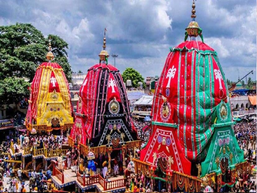 *রথযাত্রার প্রাথমিক পদ্ধতিঃ রথযাত্রার প্রথম দিনে, পুরীর রাজা নিজেই 'ছেরা পানহারা' (Chhera Panhara) অনুষ্ঠানটি সম্পাদন করেন। তিনি সোনার ঝাড়ু দিয়ে রথের নীচের অংশ পরিষ্কার করেন। এটি নম্রতা এবং সেবার প্রতীক হিসাবে বিবেচিত হয়। হেরা পঞ্চমীর দিন, দেবী লক্ষ্মী গুন্ডিচা মন্দিরে যান, ঈশ্বর কেন তাঁকে ছেড়ে চলে গেলেন সে সম্পর্কে তার অসন্তুষ্টি প্রকাশ করতে। এই ঘটনাটি পুরো ভ্রমণকে আরও আকর্ষণীয় করে তুলেছে। সংগৃহীত ছবি। 