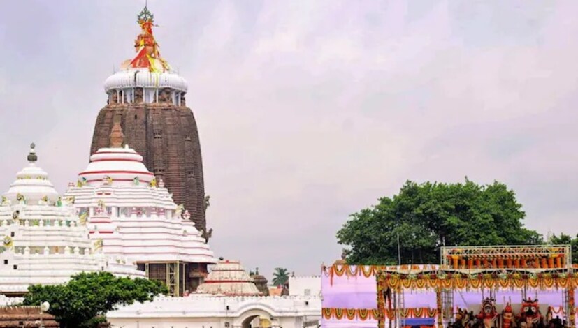 মন্দিরের গুরুত্ব এবং বিশ্বাস: জগন্নাথদেবকে ভগবান বিষ্ণুর অবতার হিসেবেই গণ্য করা হয়। আর জগন্নাথদেবের সঙ্গে পূজিত হন তাঁর দাদা ভগবান বলভদ্র এবং বোন দেবী সুভদ্রাও। অনেকেই হয়তো জানেন যে, পুরীর জগন্নাথদেবের মন্দির চারটি ধামের মধ্যে অন্যতম। প্রচলিত বিশ্বাস অনুযায়ী, এখানে দর্শন করলে ভক্তরা নিজেদের সমস্ত পাপ থেকে মুক্তি পেতে পারেন।  এই মন্দিরে রয়েছে মোট ২২টি সিঁড়ি। এর মধ্যে একটি – নীচ থেকে তৃতীয় সিঁড়িটির ক্ষেত্রে রয়েছে এক অনন্য নিয়ম। ভক্তরা এই সিঁড়িতে পা রাখেন না। এমনকী এটি অত্যন্ত ভক্তির সঙ্গেই অতিক্রম করেন। আর এই সিঁড়িটি যম শিলা নামেই পরিচিত। 