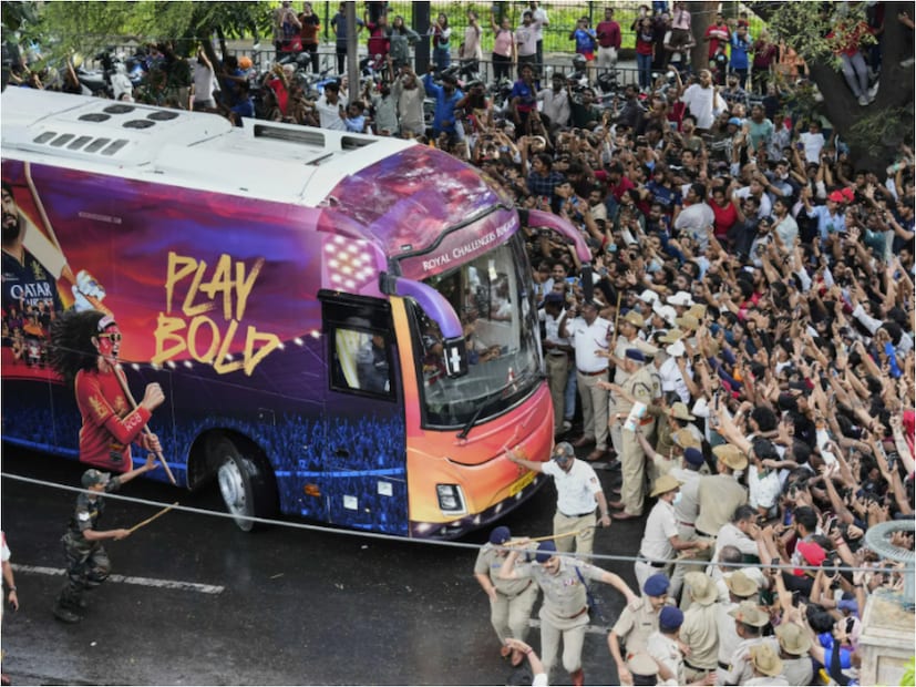 ২০২৬ সালের ৩১ মার্চের আগেই সম্ভবত নতুন মালিক পেয়ে যেতে পারে বিরাট কোহলি, স্মৃতি মন্ধানাদের দল। আরসিবি-র মালিক গ্রেট ব্রিটেনের একটি সংস্থা। লাভের পরিমাণ কম হওয়ায় তারা আর দল ধরে রাখতে চাইছে না বলে খবর। 