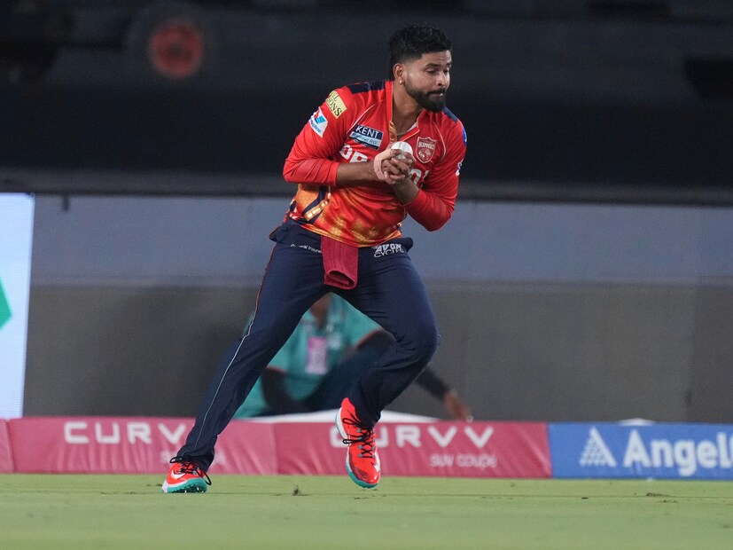 এরপর বিরাট কোহলি মায়াঙ্ক আগরওল এগিয়ে নিয়ে যান দলের স্কোরবোর্ড। তবে সল্ট আউট হওয়ার পর রানের গতি কিছুটা কমে যায় আরসিবির। মায়াঙ্ক কয়েকটি আক্রমণাত্মক শট খেলেন। (Photo Courtesy- AP)