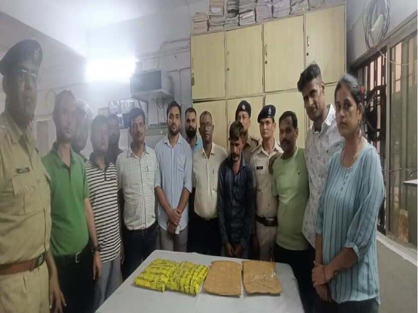 তার কাছ থেকে ৬.৩৩৮ কেজি সন্দেহজনক হেরোইন ও মরফিন উদ্ধার করা হয়েছে, যার আনুমানিক বাজার মূল্য ৩.৩৫ কোটি টাকা। এই decisive পদক্ষেপটি অবৈধ কার্যকলাপের বিরুদ্ধে লড়াই এবং সমস্ত রেল ব্যবহারকারীর জন্য একটি নিরাপদ পরিবেশ নিশ্চিত করতে আরপিএফ শিয়ালদহ বিভাগের অটল সংকল্পকে তুলে ধরে।
