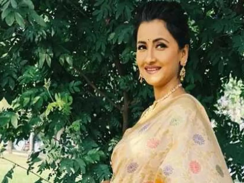 এদিন চুঁচুড়ায় এক অনুষ্ঠানে উপস্থিত ছিলেন হুগলি সাংসদ। এই গরমে কি করে ফিট থাকেন,প্রশ্ন করা হয় রচনা বন্দ্যোপাধ্যায়কে।