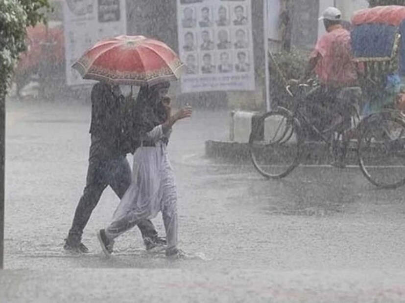 বজ্রবিদ্যুৎ-সহ হালকা মাঝারি বৃষ্টি ও বিক্ষিপ্তভাবে দু-এক জায়গায় ঝোড়ো হাওয়া থাকবে। মঙ্গলবার পর্যন্ত ভারী থেকে অতি ভারী বৃষ্টির সতর্কতা।