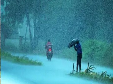 অবশেষে স্বস্তি! নিম্নচাপের টানে বঙ্গে ঢুকল বর্ষা! কলকাতা-সহ কোন জেলায় আজ কত বৃষ্টি? জানুন