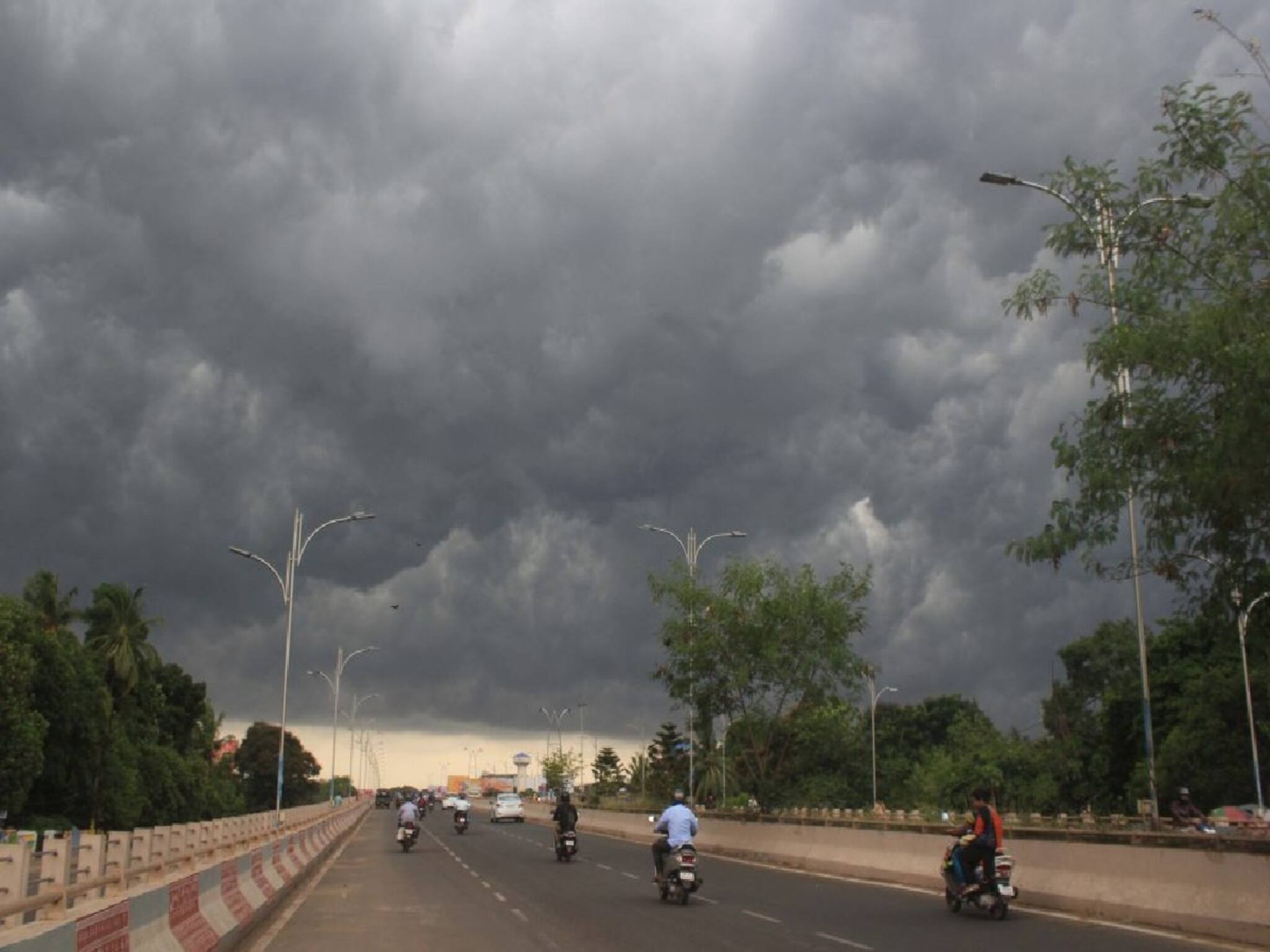 হাতে সময় নেই,ধেয়ে আসছে দামাল ঝোড়ো হাওয়া,কিছুক্ষনেই তুমুল ঝড়বৃষ্টি,আবহাওয়ার আবহাওয়ার আপডেট