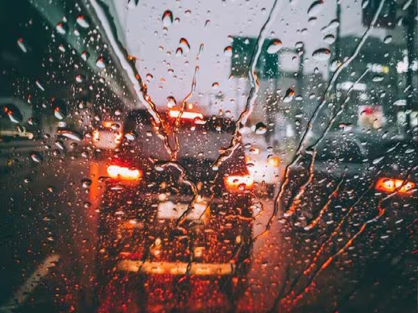 *একদিকে বঙ্গোপসাগরে নিম্নচাপ, অন্যদিকে পশ্চিমবঙ্গে সক্রিয় রয়েছে মৌসুমী অক্ষরেখা। এই জোড়া ফলাতেই ভারী থেকে অতি ভারী বৃষ্টির সতর্কতা দক্ষিণবঙ্গের জেলাগুলিতে। দক্ষিণবঙ্গে মূলত মেঘলা আকাশ থাকবে। ভারী বৃষ্টির সঙ্গে বইবে দমকা ঝোড়ো হাওয়া। ৩০ থেকে ৪০ কিলোমিটার প্রতি ঘণ্টা বেগে হালকা ঝোড়ো হাওয়া বইতে পারবে। উপকূলবর্তী জেলাগুলিতে ঝোড়ো হাওয়ার গতিবেগ বেশি থাকবে। ফাইল ছবি।  