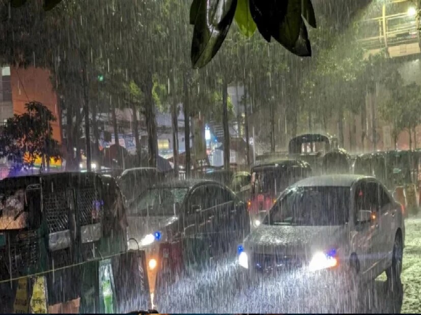  ১৮ জুন: গুজরাজ, সৌরাষ্ট্র, কচ্ছ, মধ্য মহারাষ্ট্র, পূর্ব মধ্যপ্রদেশ, ছত্তিশগড়, কেরালা, কর্ণাটক, পূর্ব উত্তরপ্রদেশ, উত্তরাখণ্ড, পশ্চিমবঙ্গ, সিক্কিমে ভারী বৃষ্টি বিরাজ করবে। অতিরিক্ত সতর্কতা থাকবে বিহার, ঝাড়খণ্ড, ওড়িশা, নাগাল্যান্ড, মণিপুর, মিজোরাম ও ত্রিপুরায়।
