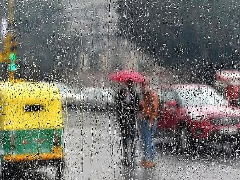 *আলিপুর হাওয়া অফিসে রিপোর্টে জানা যায়, উত্তর-পশ্চিম বঙ্গোসাগরে নিম্নচাপটি ক্রমে শক্তি বাড়িয়ে উপকূলের দিকে এগিয়ে আসছে। বর্তমানে অবস্থান করছে পশ্চিমবঙ্গ ও বাংলাদেশের উপকূলবর্তী বঙ্গোপসাগরে। পশ্চিমবঙ্গের দিঘার কাছাকাছি জায়গায় এই নিম্নচাপ অবস্থান করছে। ফলে এই নিম্নচাপের প্রভাবে দক্ষিণবঙ্গের কলকাতা-সহ সব জেলাতেই বৃষ্টির পূর্বাভাস দিয়েছে হাওয়া অফিস। ফাইল ছবি।  