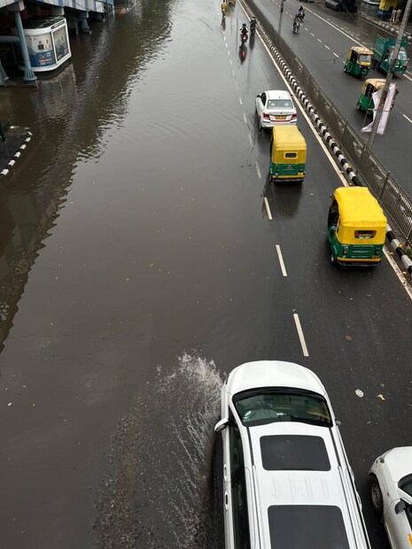 বৃষ্টিতে সাময়িক স্বস্তি দক্ষিণবঙ্গে। তাপমাত্রা না বাড়লেও আর্দ্রতাজনিত অস্বস্তি থাকবে বৃষ্টি না হলে। উত্তরবঙ্গে ভারী থেকে অতি ভারী বৃষ্টির সতর্কতা। ১৯ জুন আলিপুরদুয়ার ও জলপাইগুড়ি জেলাতে অতি ভারী বৃষ্টির সতর্কতা রয়েছে। মালদহ ও উত্তর দক্ষিণ দিনাজপুরে ভারী বৃষ্টির সম্ভাবনা বেশি থাকবে। বৃহস্পতিবার বৃষ্টি বেশি হওয়ার সম্ভাবনা উত্তরবঙ্গের সব জেলাতেই।