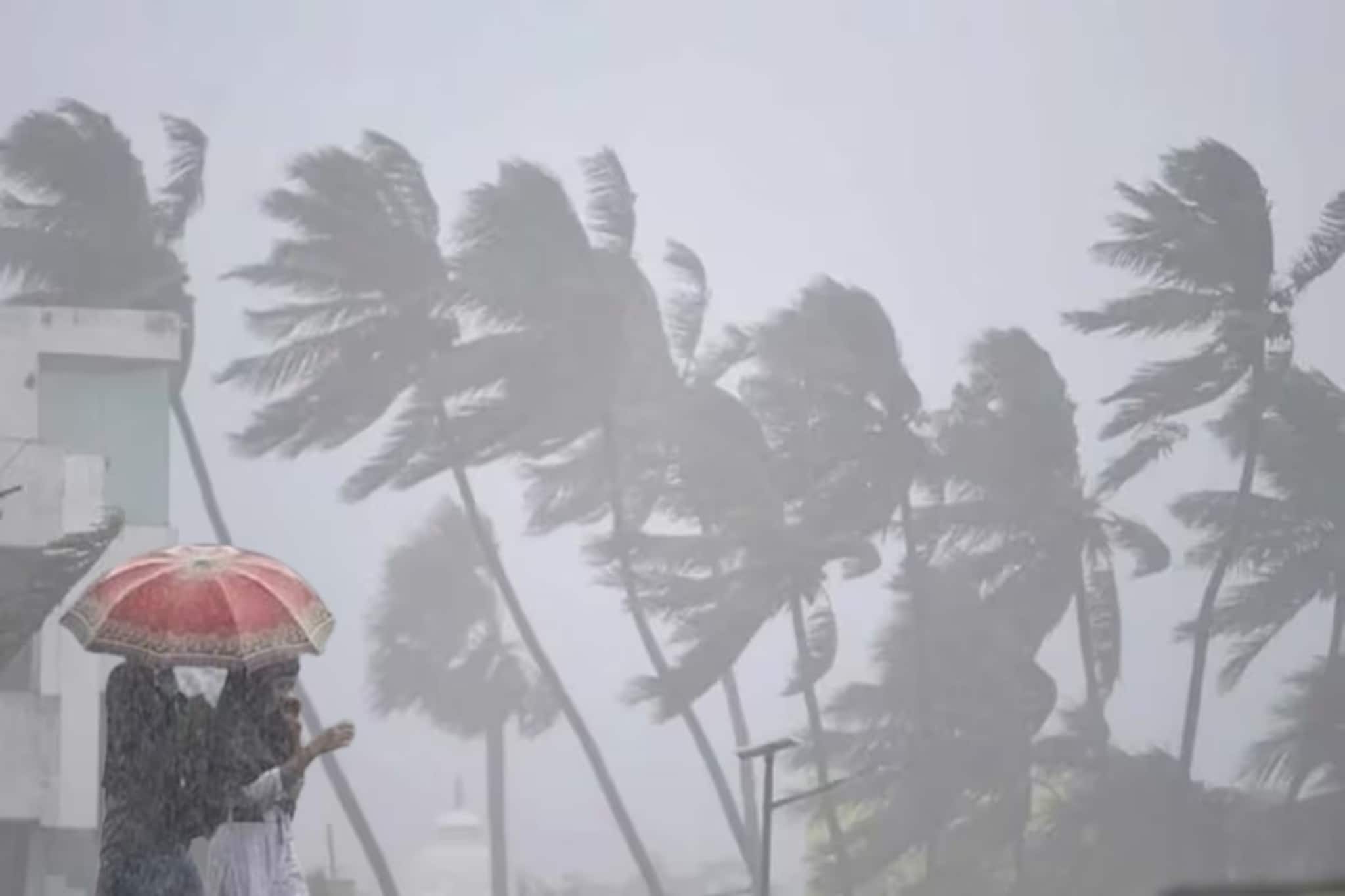 উত্তাল হবে সমুদ্র, হু হু করে বইবে হাওয়া, আকাশ কালো করে ঝেঁপে বৃষ্টি, কোন জেলায় কখন দাপট