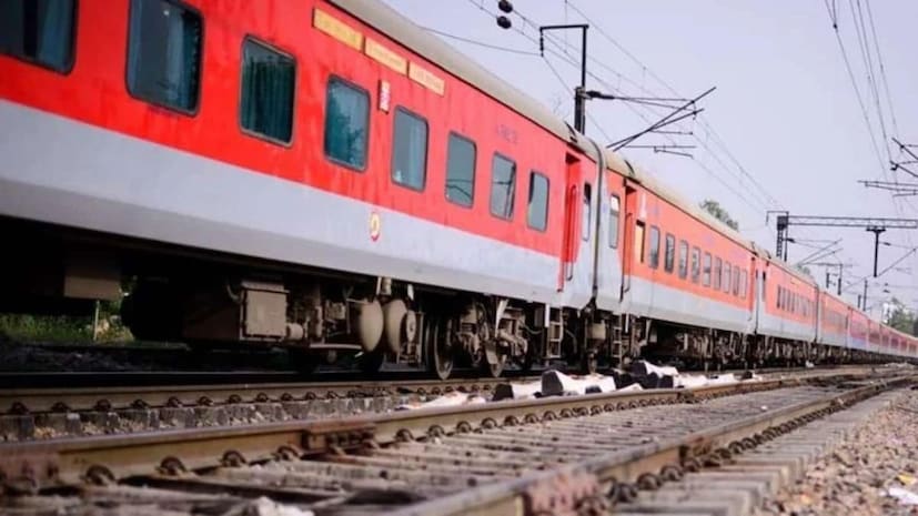 শিয়ালদহ রাজধানী এক্সপ্রেসের ভাইরাল এই ভিডিওতে দেখা যায় ট্রেনের উপরের বার্থটি ভাঙা। আর কমপক্ষে ৩ থেকে ৪ জন লোক এটি সারানোর কাজে ব্যস্ত। তাঁরা প্রথমে বার্থটি আলাদা করে নিয়ে তারপর ভাল করে চারদিক থেকে এটি দেখতে শুরু করেন। Representative Image 