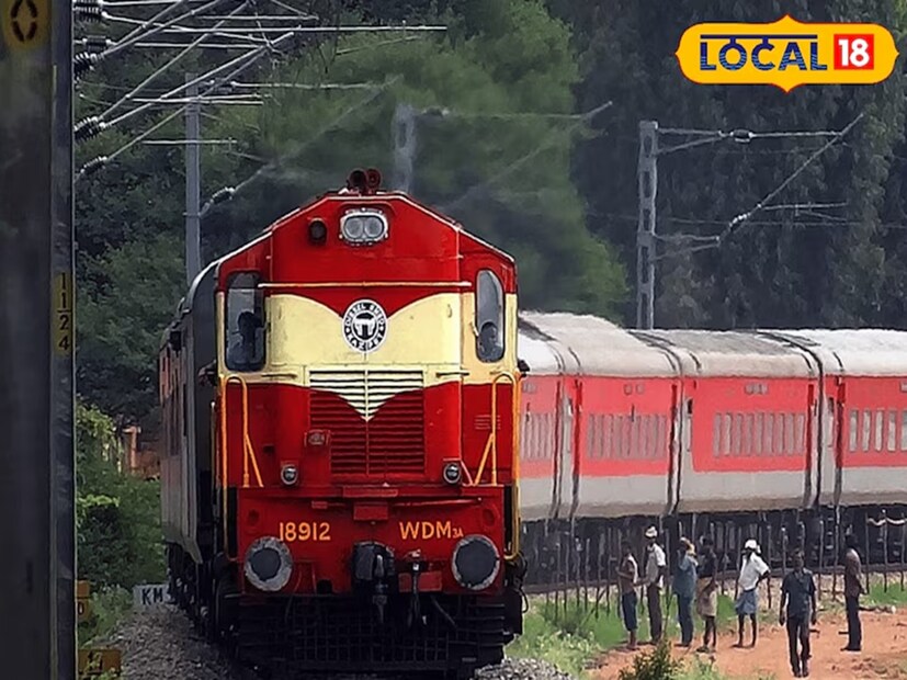 Story-Ruban Santha Kumar J: আমাদের দেশে যাতায়াতের অন্যতম প্রধান মাধ্যম হল রেল। আসলে ট্রেনে চেপে দেশের যে কোনও প্রান্তেই পৌঁছে যাওয়া সম্ভব। ফলে প্রতিদিন রেলপথ দিয়ে যাতায়াত করেন লক্ষ লক্ষ মানুষ। তবে আমচকা বা জরুরিকালীন পরিস্থিতিতে দূরপাল্লার ট্রেনে চেপে কোথাও যেতে হলে মুশকিলে পড়েন বহু যাত্রীই। কারণ পছন্দমতো কামরায় রিজার্ভেশন না পাওয়ার দরুন যাত্রাকালে বহু সমস্যার সম্মুখীন হতে হয় তাঁদের। এর আদর্শ সমাধান হিসেবে দক্ষিণ রেল বা সাদার্ন রেলওয়ে একটি ফেসিলিটি চালু করে তা কার্যকরও করে দিয়েছে। এই ফেসিলিটির নাম রিজার্ভড টিকিট।