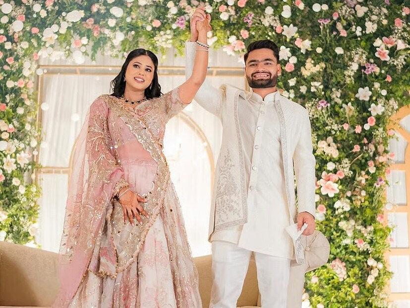কিন্তু প্রশ্ন হল রিঙ্কু এবং প্রিয়ার বিয়ের পিছনোর কারণ কী? রিঙ্কু এবং প্রিয়ার বিয়ের পিছনোর কারণ হিসেবে রিঙ্কুর ব্যস্ত ক্রিকেট শিডিউলের কথা বলা হয়েছে। জানা গিয়েছে যে রিঙ্কুর ব্যস্ত শিডিউল দেখে বিয়েটা কিছু সময়ের জন্য পিছিয়ে দেওয়া হয়েছে। ফেব্রুয়ারি মাসটা ফাঁকা রয়েছে। কিন্তু, বিয়ের নতুন তারিখ এখনও ঠিক হয়নি। (Photo: Instagram)