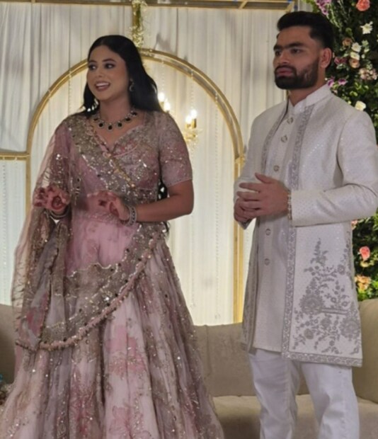 রিঙ্কু সিং এবং প্রিয়া সরোজের বন্ধুত্ব এখন একটি নতুন এবং চিরস্থায়ী সম্পর্কে পরিণত হয়েছে। দুজনের পরিবার এবং বিশেষ অতিথিদের উপস্থিতিতে বাগদান সম্পন্ন হয়।