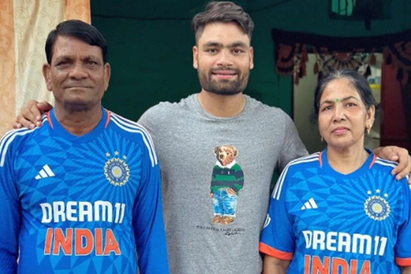 প্রতিভার প্রমাণ তিনি বাইশ গজে দিয়েছেন একাধিকবার। তবে, টিম ইন্ডিয়ার বিস্ফোরক ক্রিকেটার রিঙ্কু সিং এখন শুধু মাঠেই নয়, সরকারি অফিসেও তাঁর ইনিংস খেলতে প্রস্তুত। উত্তরপ্রদেশ সরকার তাঁকে জেলা মৌলিক শিক্ষা কর্মকর্তা (বিএসএ) পদে নিয়োগের প্রক্রিয়া শুরু করেছে। ক্রিকেটের পাশাপাশি রিঙ্কু এখন শিক্ষা বিভাগেও বড় ভূমিকা পালন করবেন। জেনে নেওয়া যাক রিঙ্কু কোন গ্রেডের চাকরি পাচ্ছেন, তিনি কত বেতন পাবেন এবং কী কী সুযোগ-সুবিধা পাবেন!
