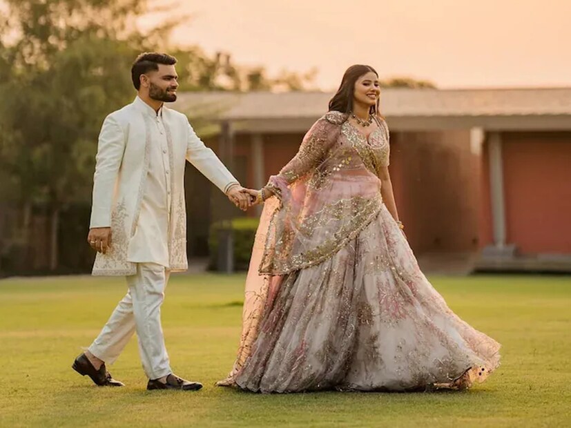 আইপিএলে কেকেআরের হয়ে গত বেশ কয়েকটি সিজনে দুর্দান্ত পারফরম্যান্সের পর থেকেই ভারতীয় ক্রিকেটের নতুন ‘সেনসেশন’ রিঙ্কু সিং। সমাজবাদী পার্টির সাংসদ প্রিয়া সরোজের সঙ্গে বিয়ে করতে চলেছেন রিঙ্কু। তাঁদের বাগদান গত ৮ জুন লখনউতে হয়েছিল। আর বিয়ে এ বছর ১৮ নভেম্বর বারাণসীর তাজ হোটেলে হওয়ার কথা ছিল। কিন্তু এখন সেই বিয়ে পিছিয়ে গিয়েছে। হোটেলের বুকিং বদলে ফেব্রুয়ারি মাসের শেষের জন্য করা হয়েছে। দুই পরিবারই আপাতত বিয়ের প্রস্তুতি বন্ধ করে দিয়েছে। (Photo: Instagram)