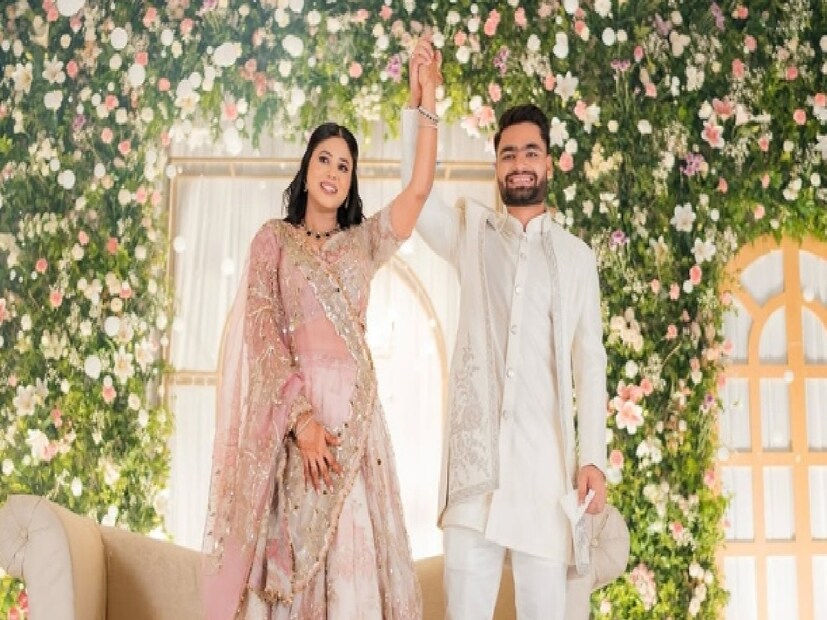 কলকাতা: সমাজবাদী পার্টির সাংসদ প্রিয়া সরোজ (MP Priya Saroj) এবং ক্রিকেটার রিঙ্কু সিং (Rinku Singh) এর বিয়ের প্রস্তুতি চলছিল জমিয়ে। কিন্তু এর মধ্যেই এল দুঃসংবাদ! রিঙ্কুর ফ্যানরা খুবই উত্তেজিত ছিলেন তাঁদের প্রিয় ক্রিকেটারের বিয়ের বিষয়টি নিয়ে৷ রিঙ্কু সিং বর হওয়ার জন্য উদগ্রীব অপেক্ষা করছিলেন কবে আসবে  নভেম্বর? 