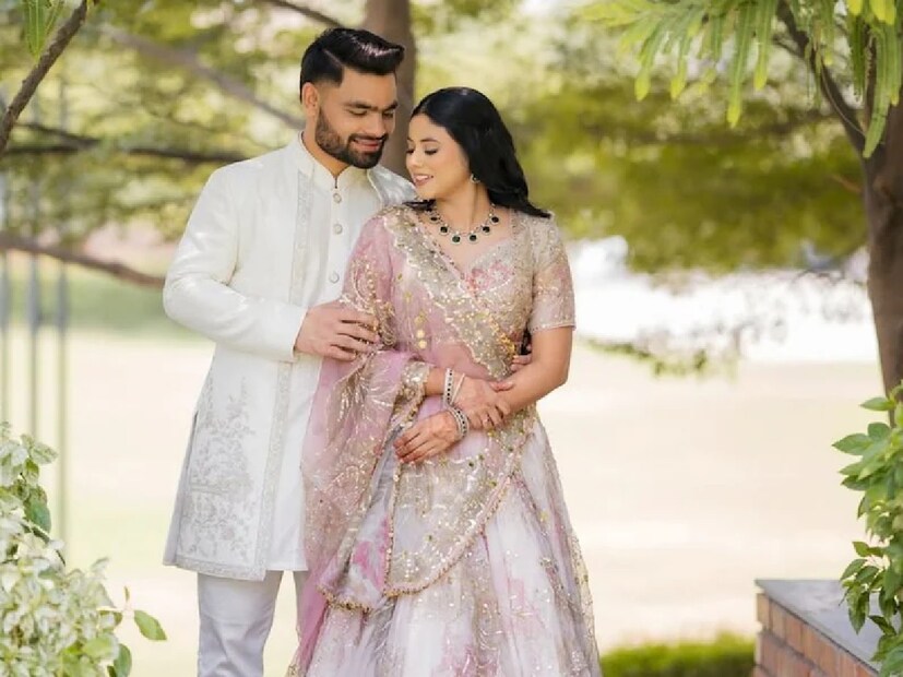 প্রিয়া সরোজের বাবা একথা জানিয়েছেনপ্রিয়া সরোজের বিধায়ক বাবা ফোনে নিউজ ১৮-কে জানান, নভেম্বরে নির্ধারিত বিয়ে ক্রিকেটের ক্রীড়াসূচির  কারণে স্থগিত করা হয়েছে। ক্রিকেটের সময়সূচি চূড়ান্ত হওয়ার পর বিয়ের তারিখ ঠিক করা হবে।