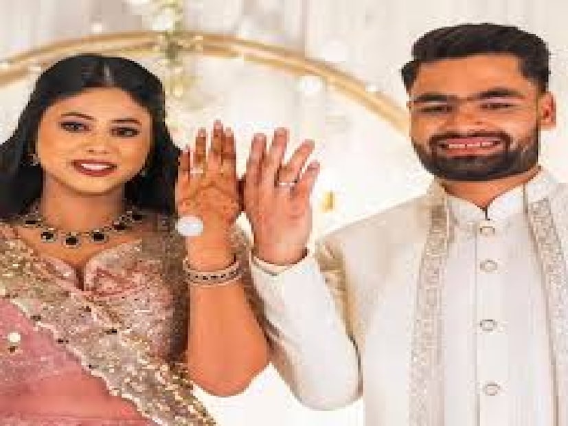 এভাবেই প্রেমের সূত্রপাত, তারপর...রিঙ্কু সিং এবং প্রিয়া সরোজের প্রেমের গল্প শুরু হয়েছিল প্রায় ৪ বছর আগে দিল্লিতে। কেকেআরের এক সতীর্থের মাধ্যমে রিঙ্কুর সঙ্গে প্রিয়ার পরিচয় হয়। প্রথমে তাঁদের বন্ধুত্ব হয় এবং সময়ের সঙ্গে সঙ্গে তাঁদের সম্পর্ক প্রেমে পরিণত হয় যা এখন আজীবনের বন্ধনে পরিণত হতে চলেছে৷