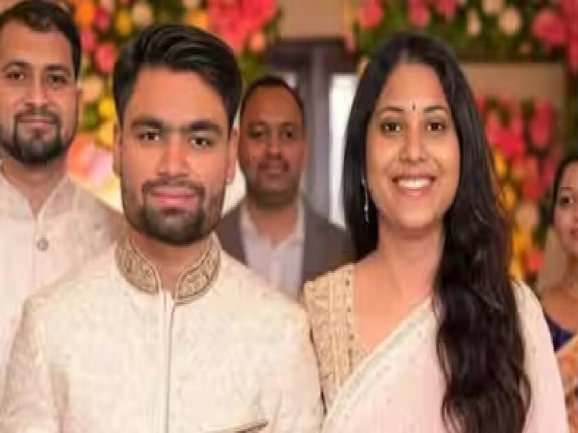 সেক্ষেত্রে রিঙ্কু সিং এবং প্রিয়া সরোজ ফেব্রুয়ারি বা মার্চ মাসে বিয়ে করবেন। রিঙ্কু সিং-এর শ্বশুর জানিয়েছেন যে আসন্ন ঘরোয়া ক্রিকেট দলে তাঁর জামাইয়ের গুরুত্বপূর্ণ ভূমিকা রয়েছে। রিঙ্কু সিং ক্রিকেট টুর্নামেন্টের কারণে ব্যস্ত থাকবেন, তাই তাঁদের বিয়ে স্থগিত করা হয়েছে।