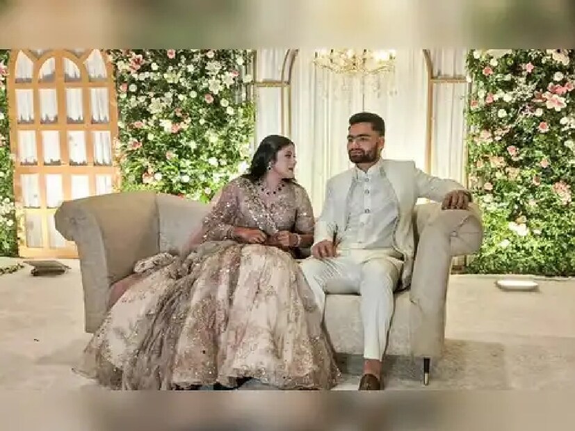 এখন কবে বিয়ে হবে?ইন্ডিয়ান প্রিমিয়ার লিগে ছক্কা মারা সকলের নজরে এক লাফে অনেকটা উঠে আসা রিঙ্কু সিং এখন গোটা ভারতবাসীর প্রিয়। তাঁর বিয়ের তারিখ পিছিয়ে যাওয়ায় ফ্যানদের মন খারাপ। তবে ভাল খবর হল আগামী বছর তাঁরা দুজনেই গাঁটছড়া বাঁধবেন। এর জন্য, ফেব্রুয়ারির শেষের দিকে হোটেল বুকিং করা হয়েছে। বর্তমানে, উভয় পরিবারই বিয়ের প্রস্তুতি স্থগিত করে দিয়েছে৷