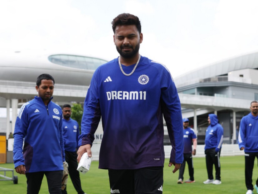 পন্থকে নিয়ে সৌরভ বলেছেন, অস্ট্রেলিয়ায় ও যেরকম খেলেছে, আমার ভাল লাগেনি। প্রচুর শট খেলেছে। বল এলেই ব্যাট ঘুরিয়েছে। কিন্তু যেখানে বল ঘুরছে, সেখানে এভাবে ব্যাট চালানো উচিত নয়। ওর ডিফেন্স খুবই ভাল। তাই আরও লড়াই করা উচিত। আমি চাই ও সেভাবে খেলুক। তাতে খারাপ দেখতে লাগুক। কিন্তু সব বলে ব্যাট চালানোর দরকার নেই। আমি জানি ও স্ট্রোক খেলতে ভালবাসে, সেটাই ওর শক্তি। কিন্তু পরিস্থিতি বুঝে খেলতে হবে।