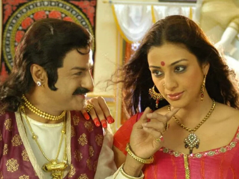 এরপরে আর পিছন ফিরে তাকাতে হয়নি তাঁকে। প্রায় ২ দশকেরও বেশি সময় ধরে প্রথম সারির অভিনেত্রী হিসেবে নিজের জায়গা পাকা করে ফেলেছিলেন টাবু। অমিতাভ বচ্চন, শাহরুখ খান, সলমন খান, অজয় দেবগন, মোহনলাল, অজিতের মতো প্রথম সারির অভিনেতাদের সঙ্গে কাজ করেছেন তিনি। (Photo: Instagram)