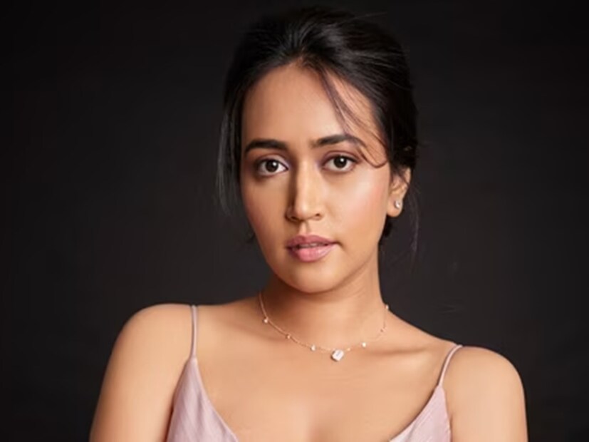 ওয়েব সিরিজে তাঁর চরিত্রে অভিনয় করছেন নীনা গুপ্তা। সেই প্রসঙ্গ উঠতেই একগাল হেসেছেন সাংভিকা। বলেছেন, ‘‘সোশ্যাল মিডিয়ায় যেমনটা দেখা যায়, উনি বাস্তব জীবনেও ঠিক ততটাই বর্ণময় এক মানুষ। অভিনয় করা, সাজপোশাক করা এই সমস্তই উনি খুব উপভোগ করেন। খুবই হাসিখুশি এক মানুষ, আবার একই সঙ্গে খুব কড়াও, তাই উনি কাছাকাছি থাকলে সবাই একটু সমঝে চলে। কোনও সমস্যা হলেই উনি সঙ্গে সঙ্গে মুখ খোলেন, লোকের সম্মানও সে জন্য পান! আমার সঙ্গে ওঁর সম্পর্ক অভিনয় করতে করতে গভীরতর হয়েছে। আমি আগেও বলেছি যে উনি আমার ব্যাপারে একটু প্রোটেকটিভ। যখনই কেউ আমায় কোণঠাসা করার চেষ্টা করেছে, উনি সঙ্গে সঙ্গে আমার হয়ে রুখে দাঁড়িয়েছেন, এটাই ওঁর ভালবাসার ধরন’’, পর্দার মা-কে নিয়ে বলছেন রিঙ্কি। প্রধানজি সম্পর্কেও তাঁর বক্তব্যে ধরা দিয়েছে শ্রদ্ধা।