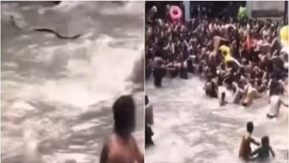 পর্যটকেরা তখন স্নানে ব্যস্ত... পর্যটকেরা তখন স্নানে ব্যস্ত...