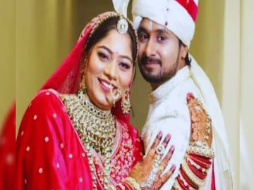 বিয়ের পর রাজার সঙ্গে সোনম৷ 