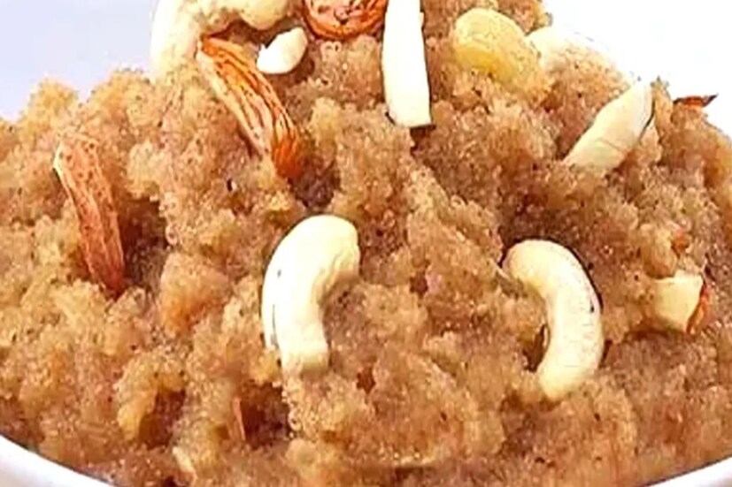 প্রণালী: তলা ভারি, এরকম একটা কড়া বা প্যানে মাঝারি আঁচে সুজি ভেজে নিতে হবে। যখন সুজির রঙ হালকা সোনালি হয়ে যাবে এবং তা থেকে হালকা সুগন্ধ বের হতে শুরু করবে, তখন বুঝতে হবে যে সুজি ভাজা হয়ে গিয়েছেছে। এবার সেই ভাজা সুজি একটা প্লেটে তুলে রাখতে হবে।(Representative Image)