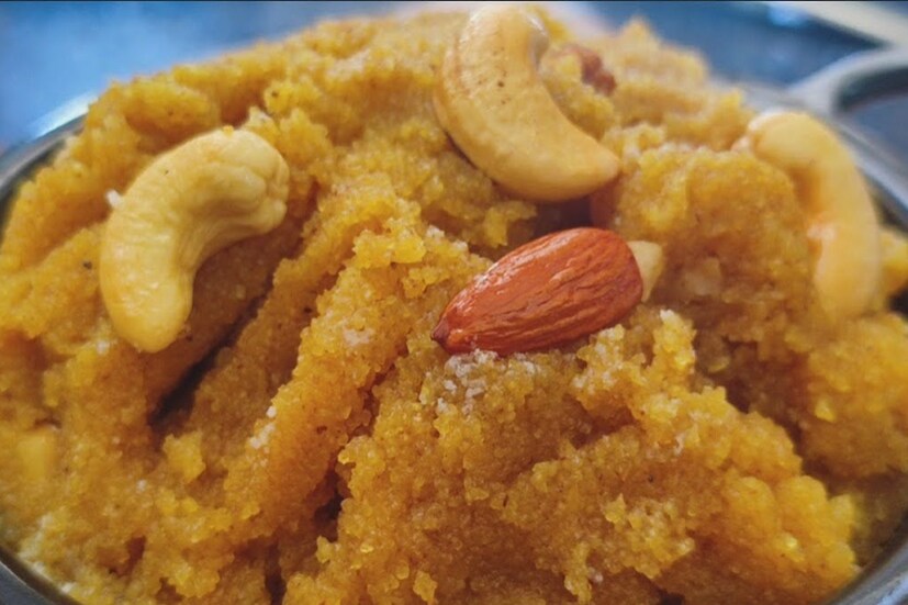 সুজিতে অনেকে শুধু কিসমিস দিয়ে ছেড়ে দেন, অনেকে সঙ্গে কাজুবাদাম, আখরোট, পেস্তার মতো ড্রাই ফ্রুটসও যোগ করে থাকেন, তাতে বলাই বাহুল্য স্বাদ আরও একটু বৃদ্ধি পায়। অনেকে ঘি দিয়ে সুজি বানিয়ে থাকেন, অনেকে স্বাস্থ্য সচেতনতার কথা মাথায় রেখে বেছে নেন সাদা তেল। আমরা আজ এখানে সুজির হালুয়ার যে রেসিপি তুলে ধরতে চলেছি, তা কিন্তু জল দিয়েই বানানো হবে। সাদা তেল নয়, ব্যবহার করা হবে দেশি ঘি। ঘি খাঁটি হলে স্বাস্থ্য সমস্যার কোনও আশঙ্কা থাকে না। সঙ্গে যোগ করা হবে খুব সামান্য পরিমাণে এক উপকরণ, যা স্বাদ বহুগুণে বৃদ্ধি করবে। দেখে নেওয়া যাক কী করতে হবে। (Representative Image)