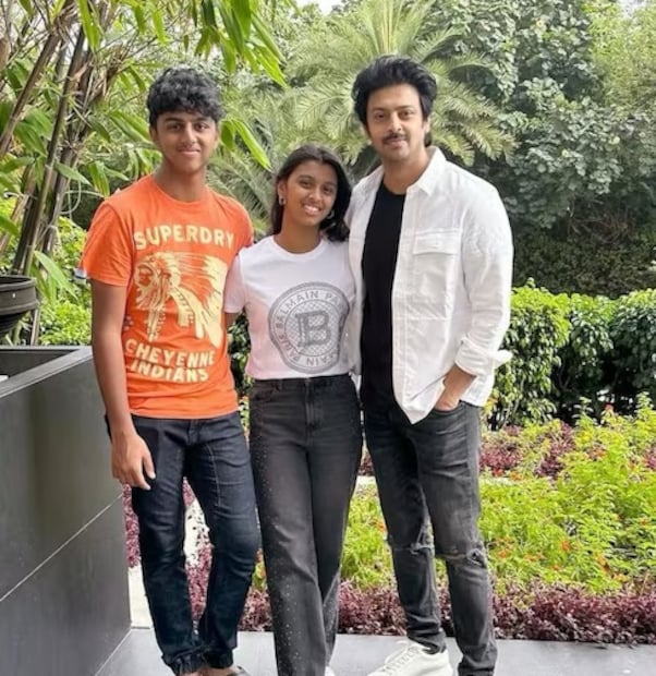 শুধু তা-ই নয়, প্রসাদের বন্ধু অজয় ভান্ডাইয়ারকেও পাকড়াও করেছে পুলিশ। সেন্থিল, নাগেন্দ্র সেতুপতি এবং শিবশঙ্করণের মতো এই অজয়ের বিরুদ্ধেও একই অভিযোগ উঠেছে। জানা গিয়েছে, জোর করে হুমকি দিয়ে ভুয়ো নথিপত্র বানিয়ে চেন্নাইয়ের জমির মালিক এবং নির্দিষ্ট কিছু এনআরআই-এর কাছ থেকে জমি দখল করার অভিযোগ এসেছে অজয়ের বিরুদ্ধে। পুলিশ আরও জানিয়েছে যে, টাকাপয়সার লেনদেনের জন্য এজে ট্রাস্ট অ্যান্ড এন্টারপ্রাইসেস নামে নিজের সংস্থাকেই ব্যবহার করেছে অজয়। বর্তমানে আরও তদন্ত চলছে।