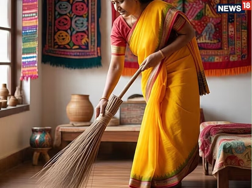 এসো মা লক্ষ্মী বসো ঘরে, আমার এ ঘরে থাকো আলো করে! ১৯৭৪ সালের কথা। ‘দাবি’ ছবির এই গান এক লহমায় মন জয় করে নিয়েছিল সবার। আদতে, ছবির গান, কিন্তু এখনও লক্ষ্মীপুজোর সময়ে মনে মনে সবারই এই প্রার্থনা। খুব স্বাভাবিক, মা লক্ষ্মীর আশীর্বাদ ছাড়া যে জীবনে এক পা-ও এগোনো যায় না। (Representative Image/AI)