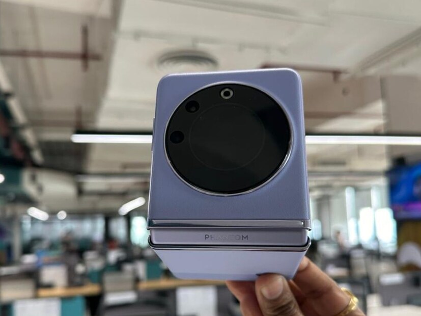 TECNO Phantom V Flip 2: এই তালিকায় থাকা পরবর্তী সাশ্রয়ী স্মার্টফোনটি হল TECNO Phantom V Flip 2। এর স্লিক এবং অনন্য ডিজাইন রীতিমতো চোখ ধাঁধিয়ে দেবে। এই স্মার্টফোনে রয়েছে একটি এরোস্পেস-গ্রেড হিঞ্জের সঙ্গে এনহ্যান্সড ডিউরেবিলিটি এবং Corning Gorilla Glass 8-এর মতো দারুণ ফিচার। এতে রয়েছে MediaTek Dimensity 8020 প্রসেসর। যা মসৃণ পারফরম্যান্সের জন্য দায়ী। বর্তমানে Amazon-এ মাত্র ৫৪৯৯৯ টাকায় পাওয়া যাচ্ছে এই স্মার্টফোনটি।